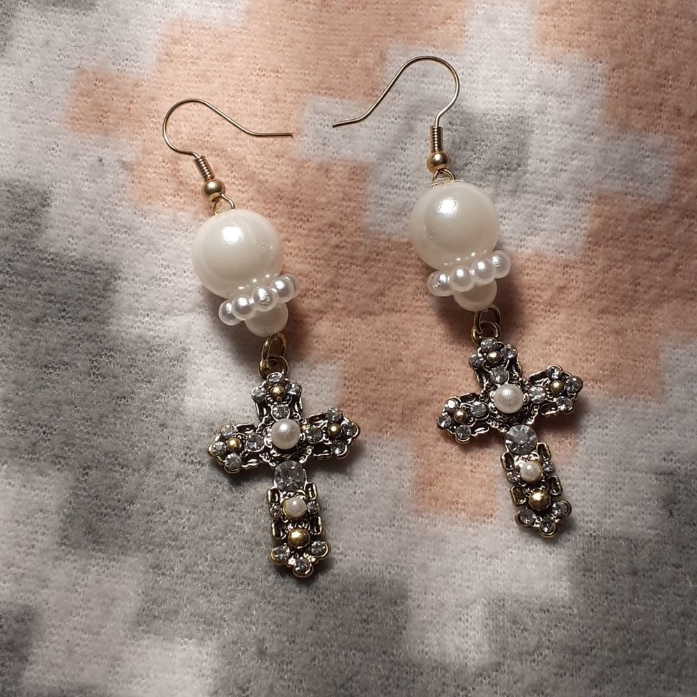 Diamond Bella Handcrafted Fashion earrings.